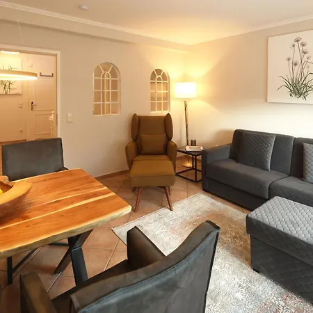 Strand Lodge Apartment *