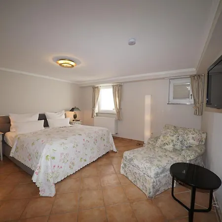 Strand Lodge *